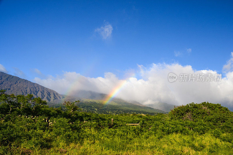 彩虹在哈雷阿卡拉火山口-东毛伊岛，夏威夷