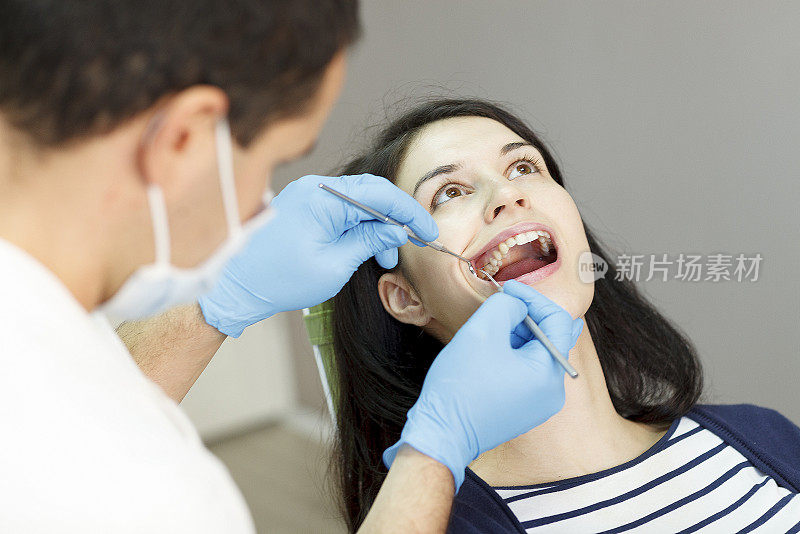 牙科医生在牙科诊所检查牙齿