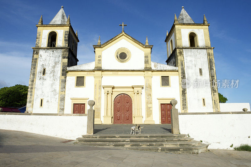 风化的殖民教堂明亮的天空Olinda巴西