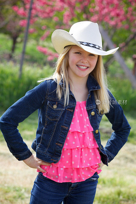 可爱的十岁女孩与牛仔帽