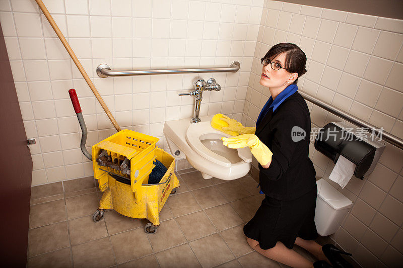 恼怒的女商人清洁厕所厕所