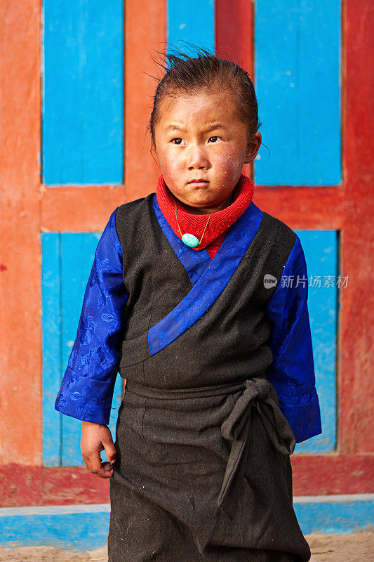 藏族小女孩穿着传统服装。野马、尼泊尔