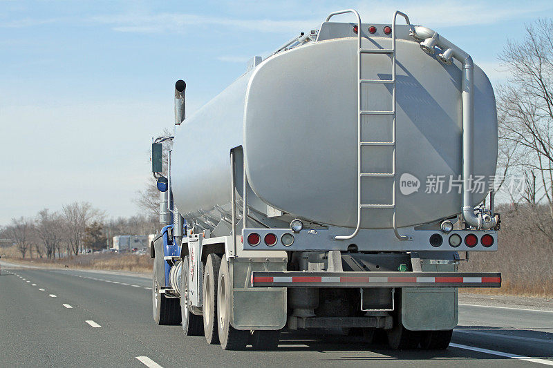 高速公路上行驶的汽油输送罐车