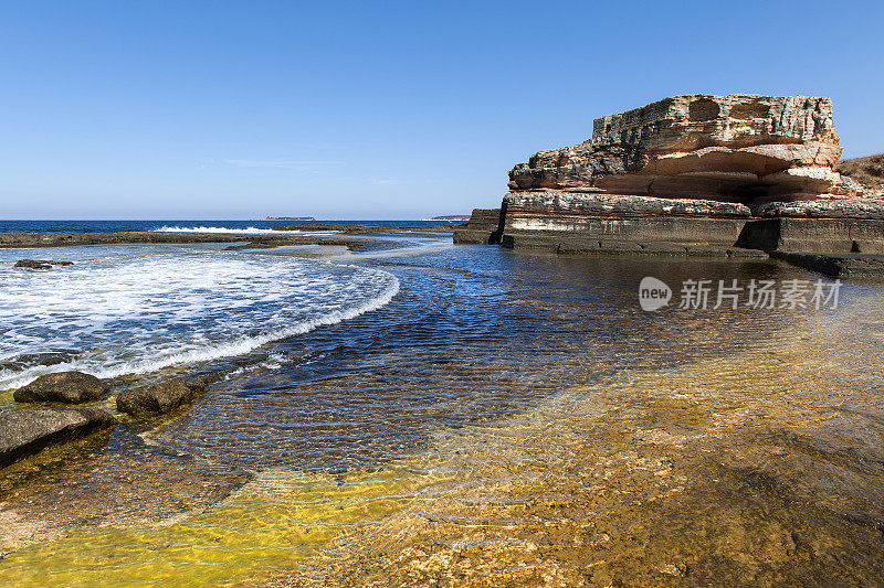 落基海岸与海浪