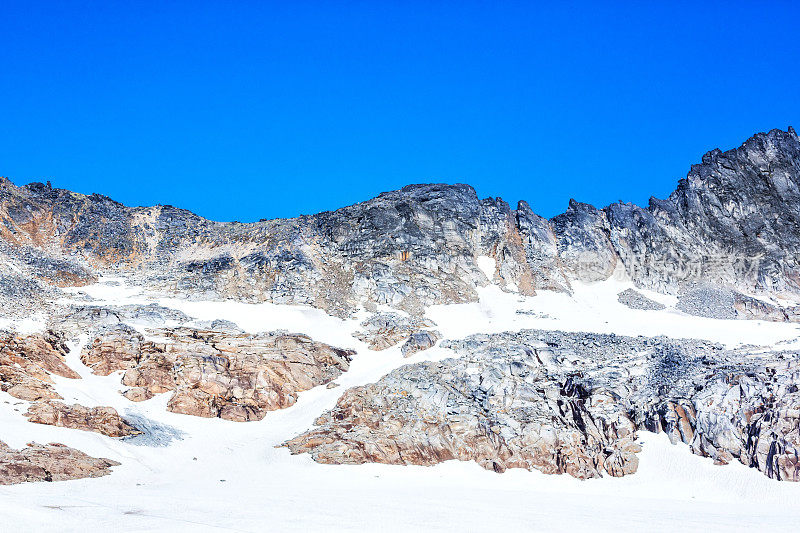 冰川上覆盖着积雪的岩石地形