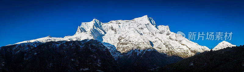 尼泊尔纳姆切集市上的喜马拉雅山雪峰全景