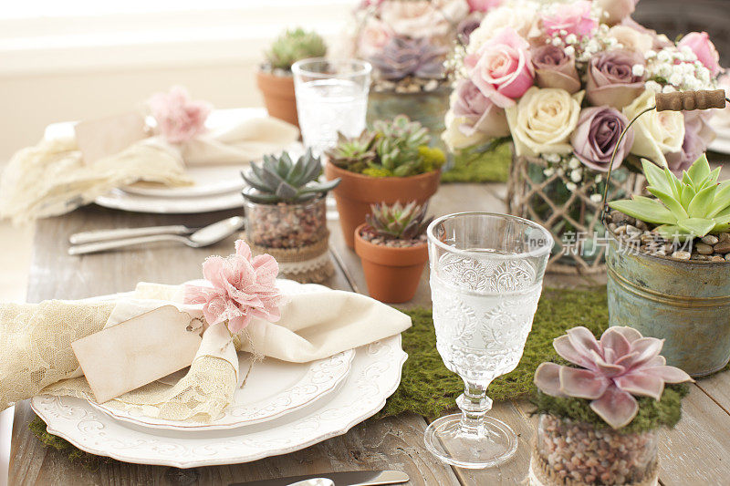 质朴的餐桌，环保的餐具，多肉和玫瑰
