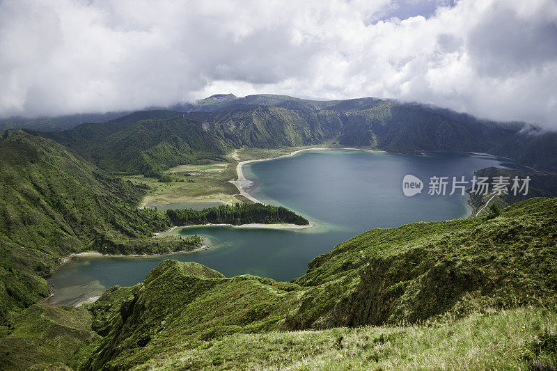 亚述尔群岛的拉戈亚多福戈火山口湖