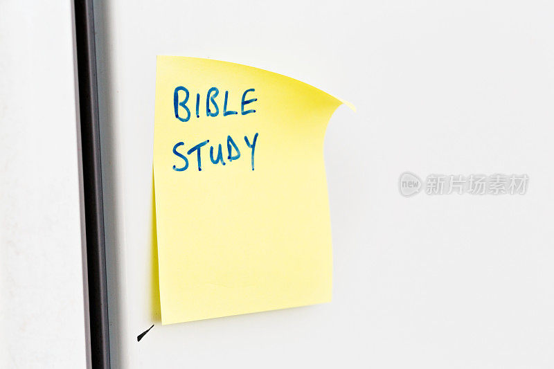 “圣经学习”贴在冰箱门上