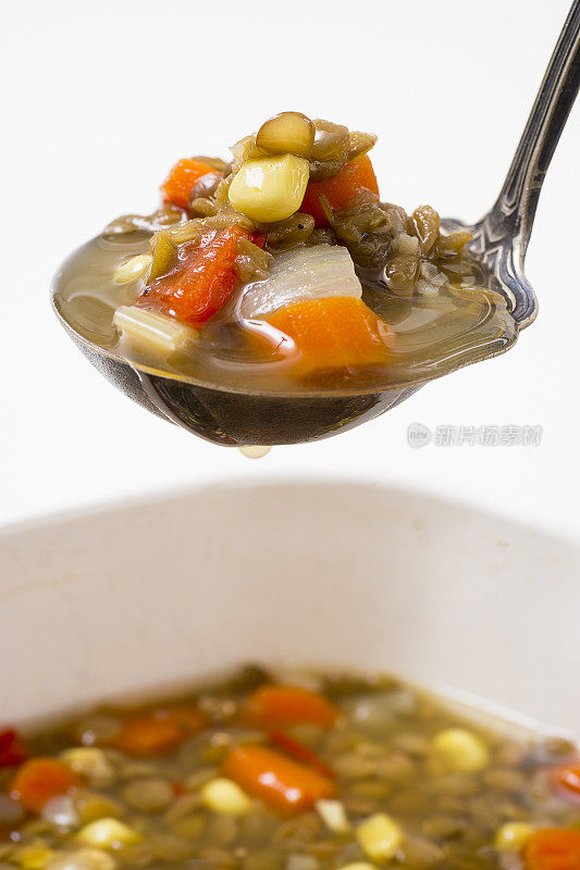 扁豆蔬菜汤在勺子里高高举起