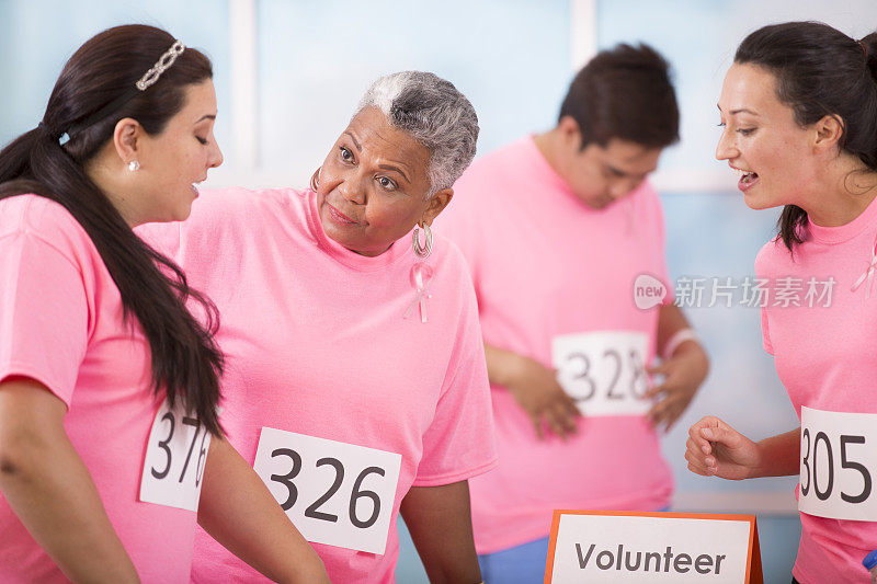 乳腺癌意识志愿者准备当地的活动，比赛。