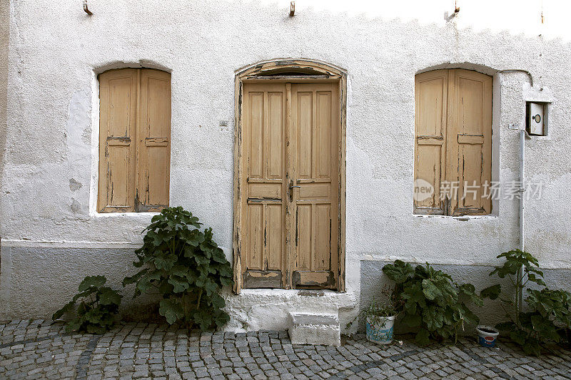 古老的爱琴海风格的房子和门口