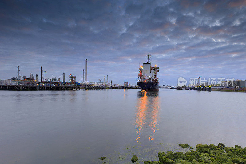 油轮在鹿特丹的Tweede石油港