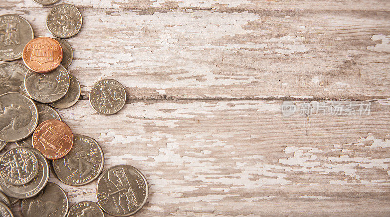 美国硬币，钱放在质朴的木桌上。