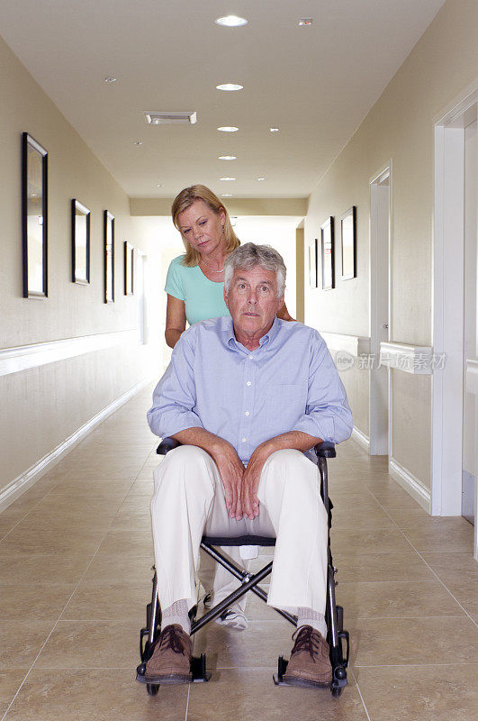 老人在轮椅上疗养院垂直