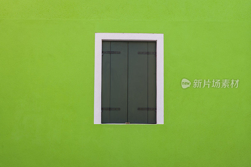 绿色墙和窗户在布拉诺，威尼斯，意大利，欧洲。