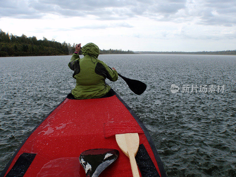 在暴风雨中划桨的女人，耶洛奈夫，西北地区，加拿大