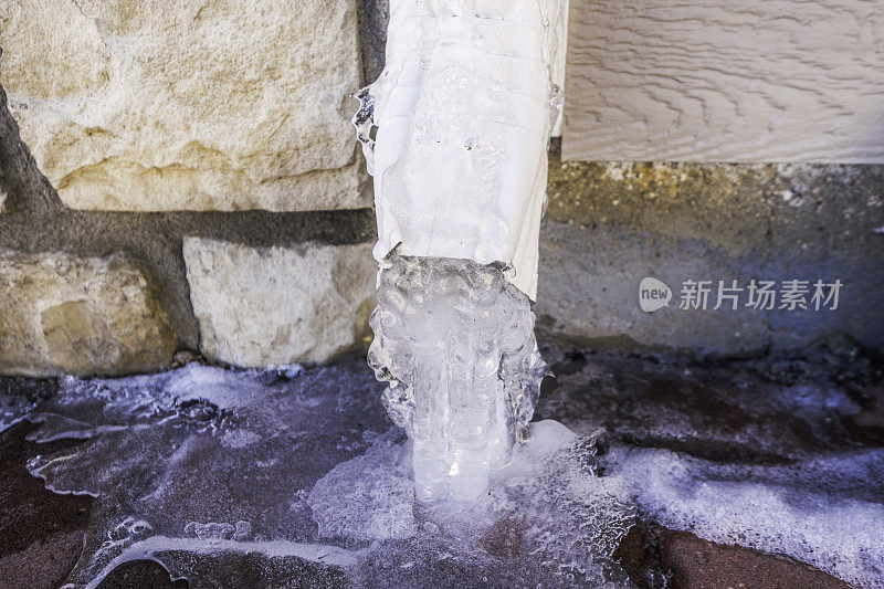 在暴风雪中，水管里的水变成了冰