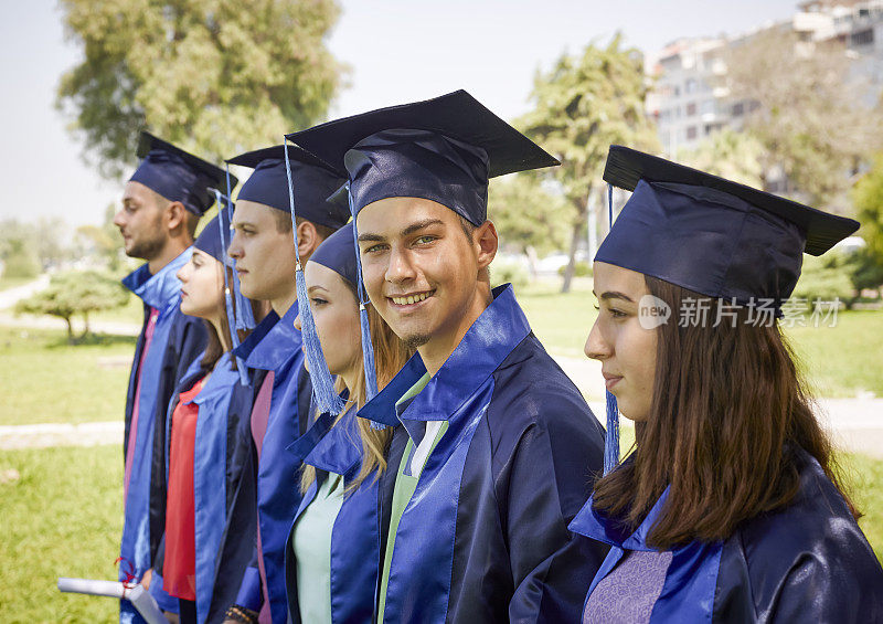 学生在毕业礼服持有文凭的观点