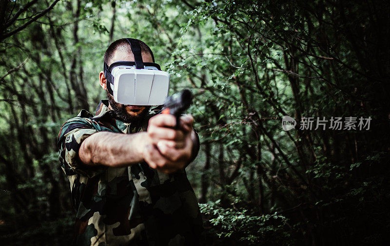 陆军士兵在虚拟现实中玩
