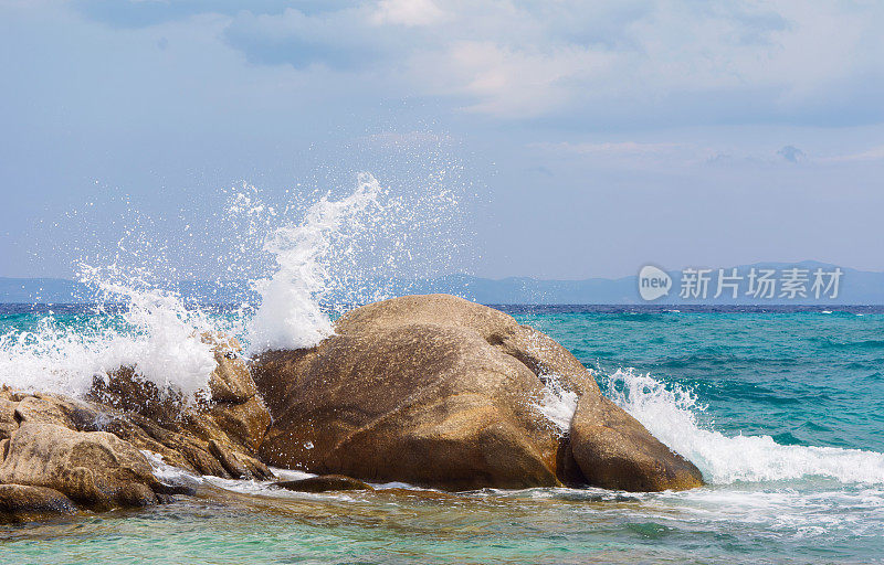 海浪拍打着岩石