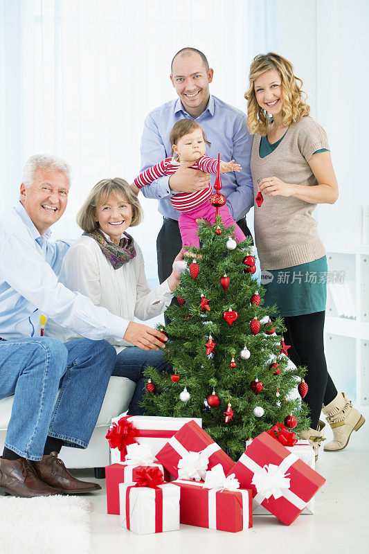 几代同堂的一家人一起庆祝圣诞节。