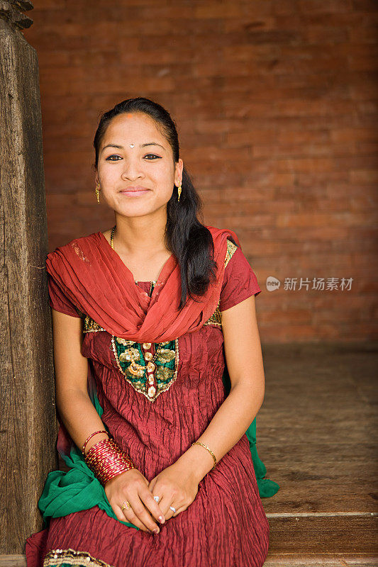 漂亮的尼泊尔女孩的肖像。巴德岗。