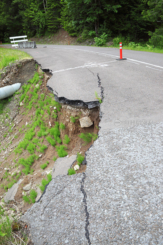 侵蚀冲刷了道路。