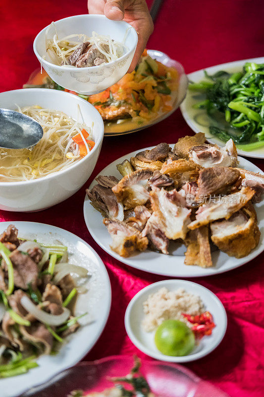 典型的越南北部晚餐，汤，牛肉，猪肉，牵牛花蔬菜