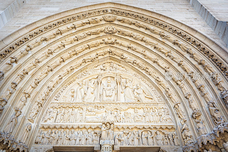 巴黎圣母院大门上方的门户，法国巴黎