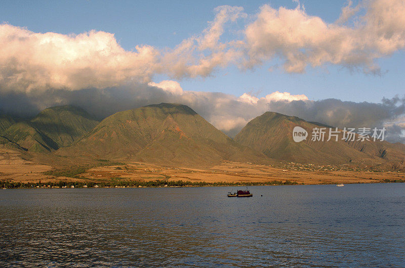 山的海岸线