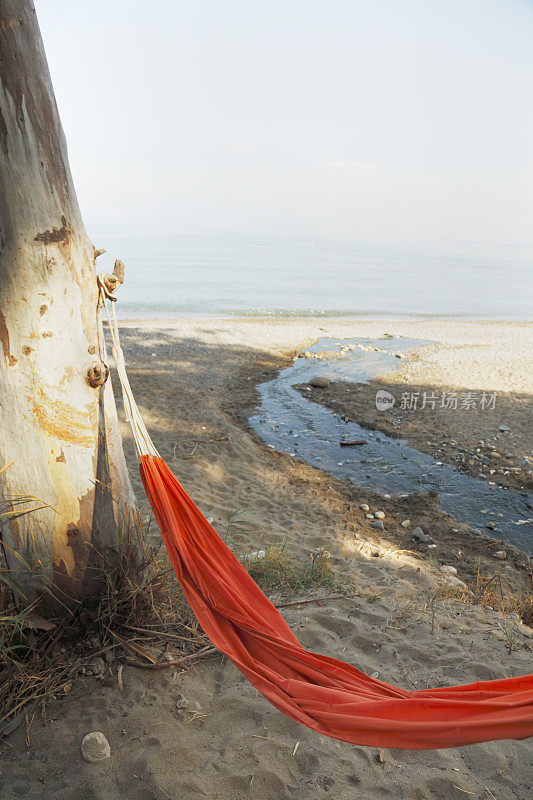 塞浦路斯阿伊亚纳帕地中海海滩上的红色吊床