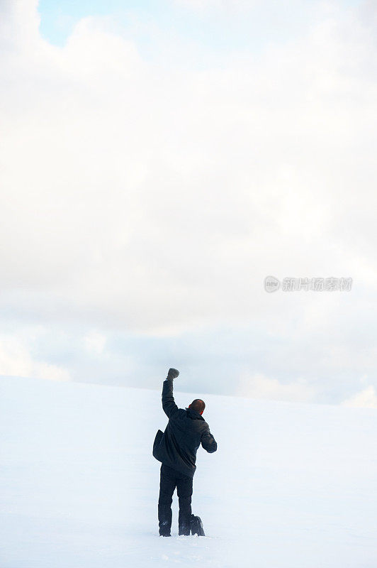 商人在暴风雪中欢呼或欢迎挑战