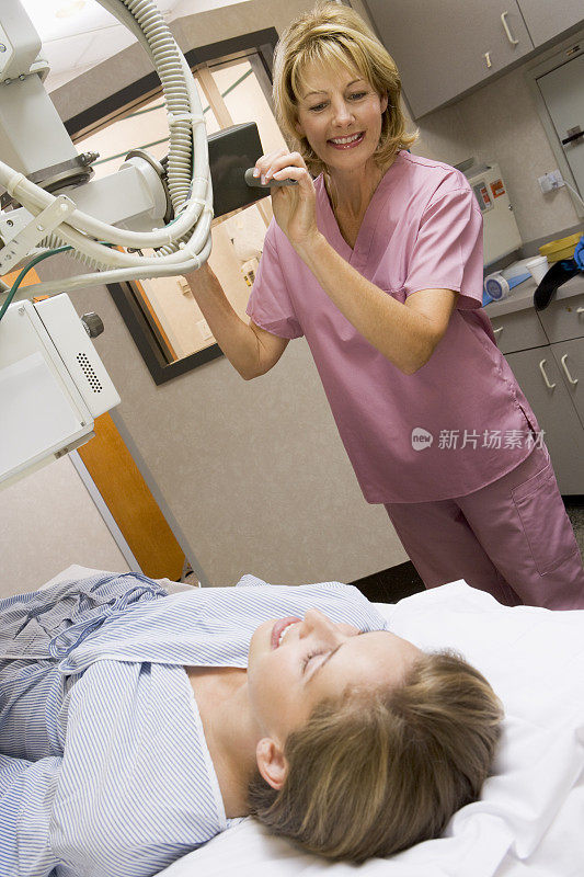 护士给病人做x光检查