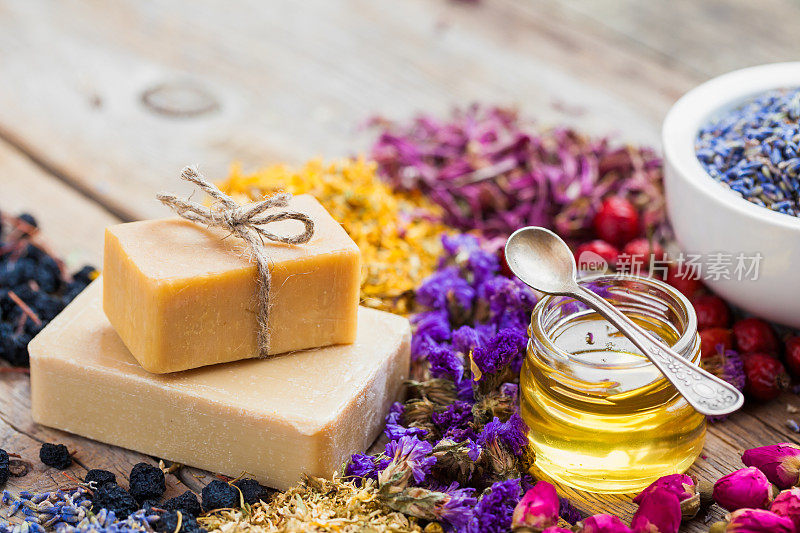 自制肥皂、蜂蜜或油和治疗药草