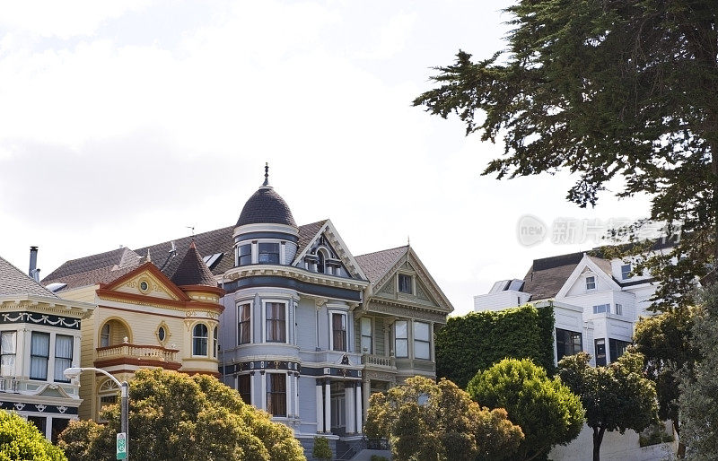 旧金山一排色彩鲜艳的维多利亚式房屋。