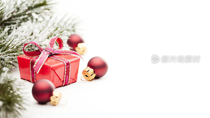 圣诞礼物在木材-装饰背景红色的小玩意树