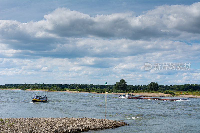 莱茵河上的小型行人渡船