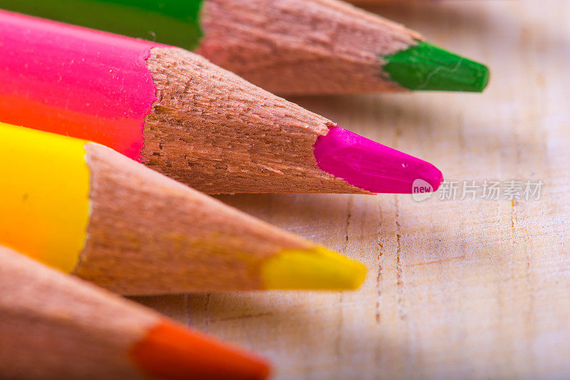 微距拍摄的彩色铅笔在木制的背景