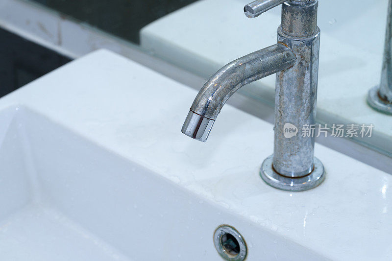 盥洗室生锈水龙头闭合-节水理念。