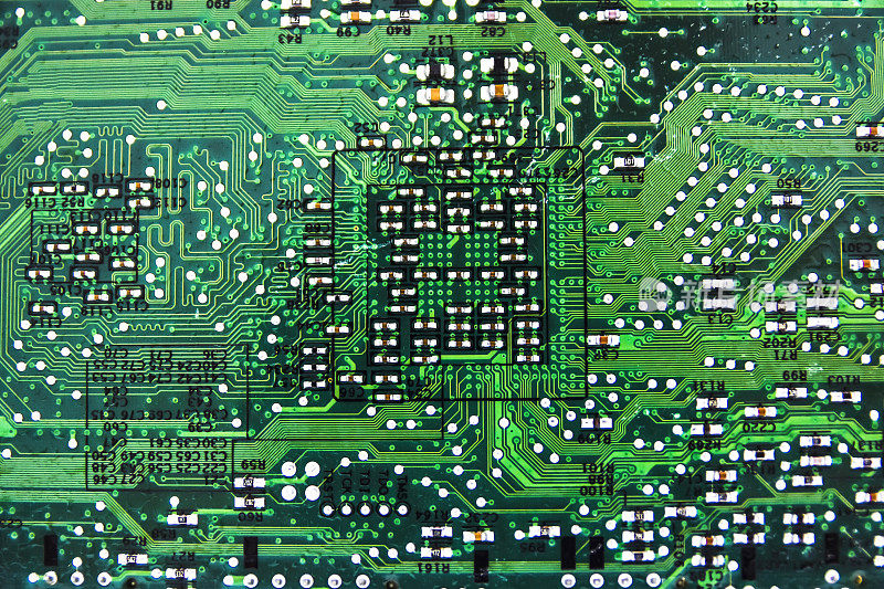 计算机电路板特写作为抽象的电子背景。绿色的。