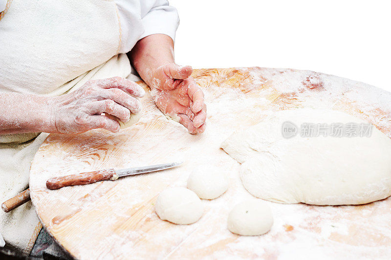 女人揉捏dough.Pastry。