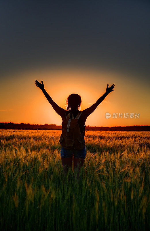 夕阳中的女人(HDR)