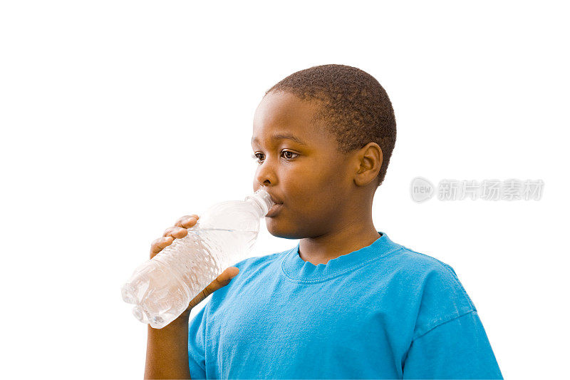小男孩喝着塑料瓶里的水。