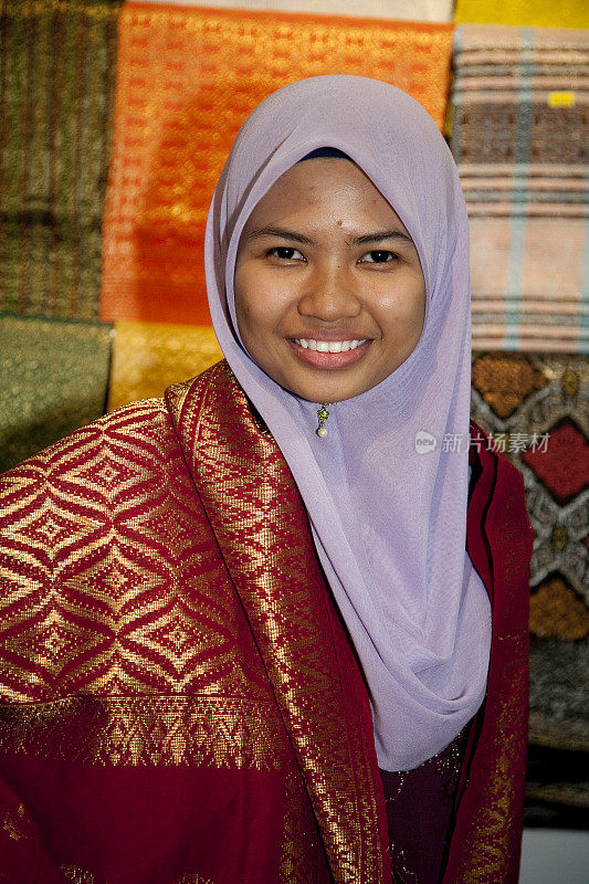 马来西亚，编织歌谣，制作色彩缤纷的衣服。