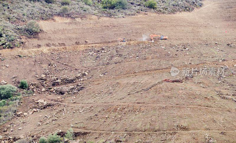 沿着陡峭的山坡修建一条新路