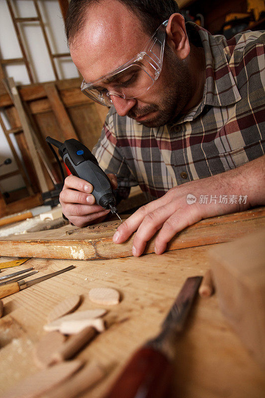 木匠用雕刻工具雕刻木头。