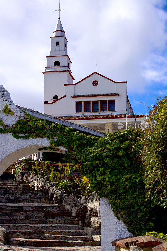 哥伦比亚波哥大:Monserrate峰上的教堂;西班牙殖民时期的建筑