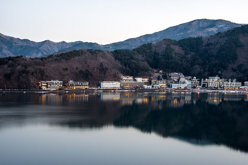 日出前的川口湖