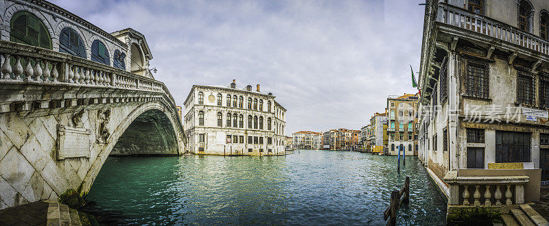 威尼斯里亚托桥大运河历史悠久的宫殿别墅全景意大利